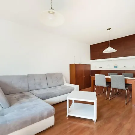 Pole Mokotowskie Spacious By Bookinghost *